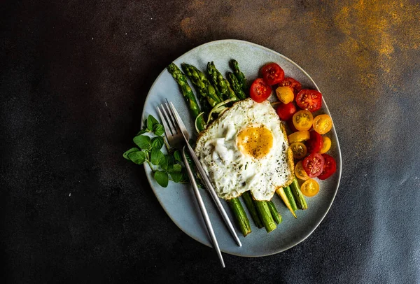 Ekologisk Grillad Sparris Serveras För Hälsosam Keto Lunch Sten Bakgrund — Stockfoto