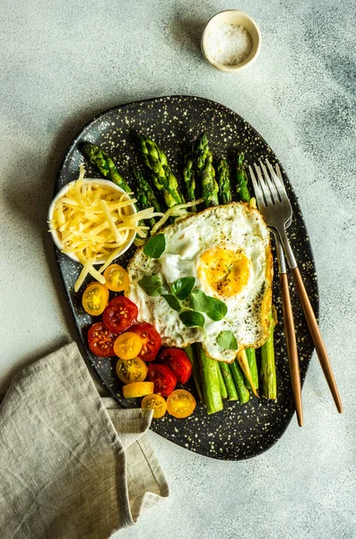 Organikus Grillezett Spárga Szolgált Egészséges Keto Ebéd Háttér Másolási Hely — Stock Fotó