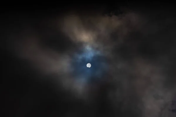 6月21日のヨーロッパ ジョージアの日食は雲の中で — ストック写真