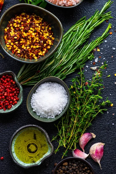 Baharat Bitkilerin Çeşitliliği Taş Arka Planda Bir Pişirme Çerçevesi Olarak — Stok fotoğraf