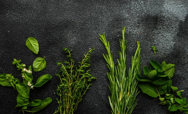 Verscheidenheid Van Verse Kruiden Zoals Een Basilicum Tijm Oregano Donkere — Stockfoto