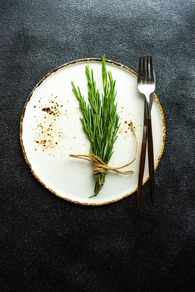 Tischdekoration Mit Keramikteller Und Besteck Mit Frischem Rosmarinkraut Auf Dunklem — Stockfoto