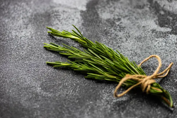 Bio Kochkonzept Mit Frischem Rosmarinkraut Auf Dunklem Steinhintergrund Mit Kopierraum — Stockfoto