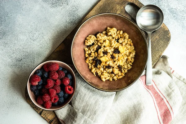 Conceptul Mic Dejun Cereale Iaurt Fructe Pădure Fundal Din Beton — Fotografie, imagine de stoc