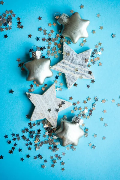 Conceito Cartão Natal Festivo Com Decoração Forma Estrela Fundo Azul — Fotografia de Stock