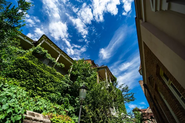 Julio 2020 Tbilisi Georgia Casco Antiguo Tiflis Calle Estrecha Con — Foto de Stock