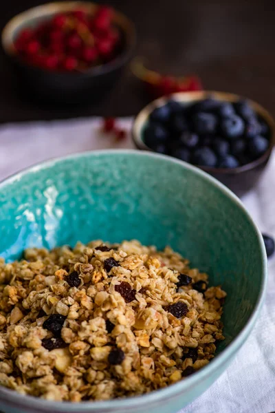 Concepto Desayuno Con Cereales Yogur Bayas Sobre Fondo Hormigón Con — Foto de Stock