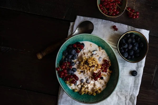 Conceptul Mic Dejun Cereale Iaurt Fructe Pădure Fundal Din Beton — Fotografie, imagine de stoc