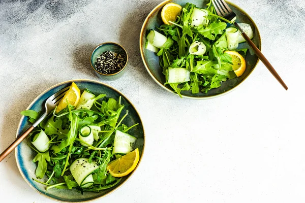 Salad Sayuran Sehat Dengan Aragula Alpukat Dan Biji Wijen Latar — Stok Foto