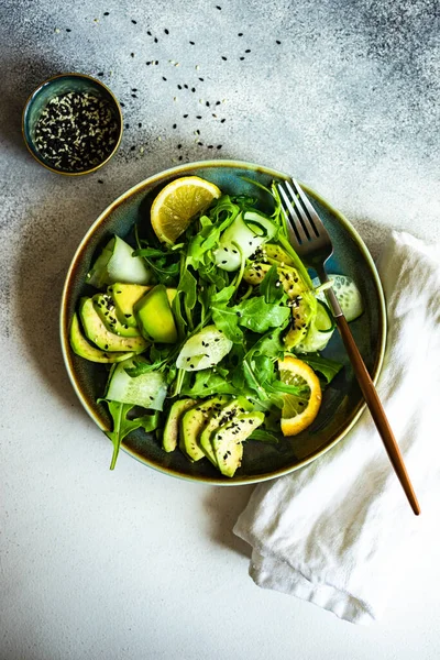 Friska Grönsakssallad Med Aragula Avokado Och Sesamfrön Betong Bakgrund Med — Stockfoto