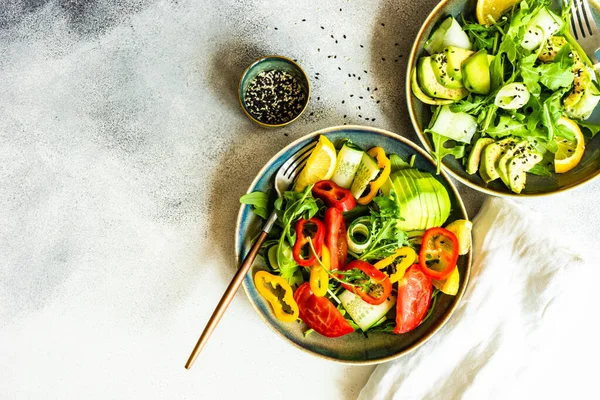 Aragula Avokado Susam Tohumlu Sağlıklı Sebze Salatası — Stok fotoğraf