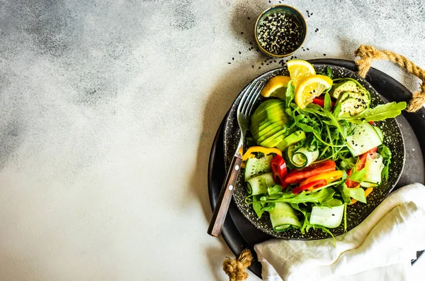 Friska Grönsakssallad Med Aragula Avokado Och Sesamfrön Betong Bakgrund Med — Stockfoto