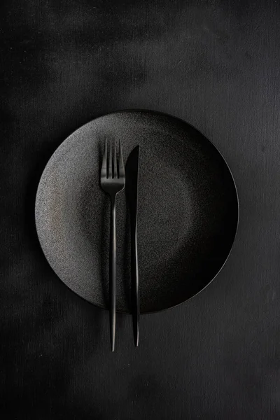 Table Setting Plate Napkin Cutlery Black Copy Space — Stock Photo, Image