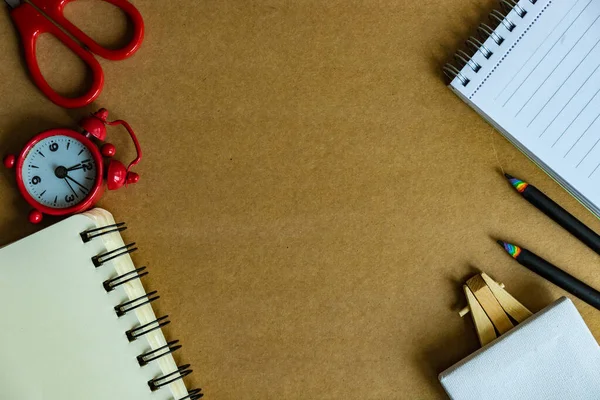 Back School Flatlay Auf Gebasteltem Papier Hintergrund Mit Kopierraum — Stockfoto