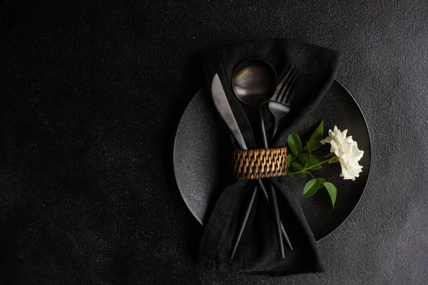 Mesa Minimalista Con Gres Negro Cubiertos Decorados Con Flor Rosa — Foto de Stock