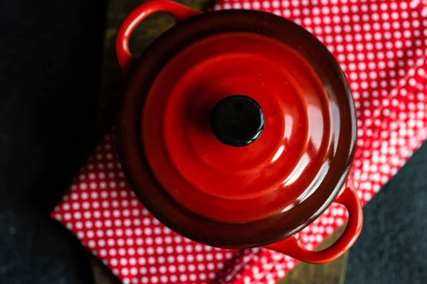 Koyu Beton Masa Üzerindeki Kırmızı Seramik Kap Yemek Pişirme Konsepti — Stok fotoğraf