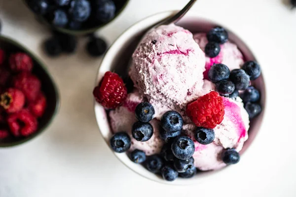 Postre Helado Verano Frutas Con Bayas Orgánicas Frescas Arándanos Servidos — Foto de Stock