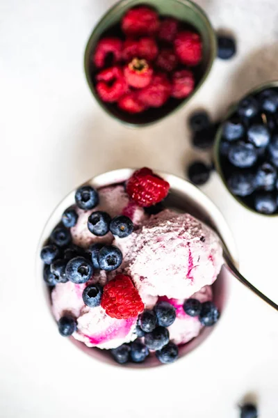 Fruit Summer Ice Cream Dessert Fresh Organic Berries Blueberry Served — Stock Photo, Image