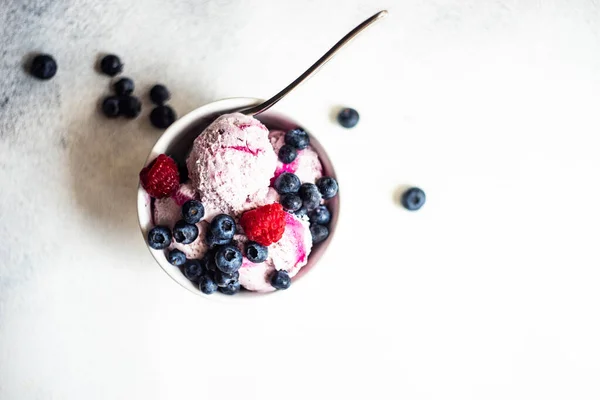 水果夏季冰淇淋甜点 配上新鲜的蓝莓有机浆果 放在石质背景的碗中 并带有复制空间 — 图库照片