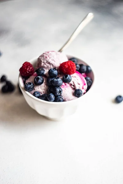 Fruit Summer Ice Cream Dessert Fresh Organic Berries Blueberry Served — Stock Photo, Image