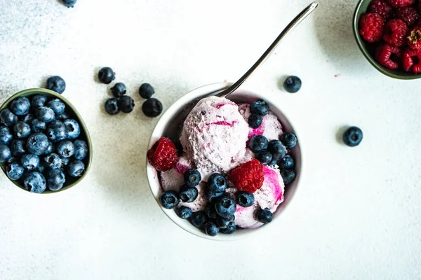 Frukt Sommar Glass Dessert Med Färska Ekologiska Bär Blåbär Serveras — Stockfoto