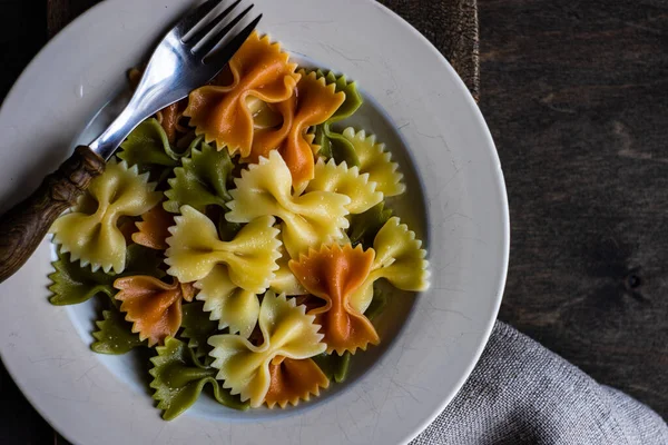 Gesunder Gekochter Spinat Und Karotten Farfalle Nudeln Einer Schüssel — Stockfoto