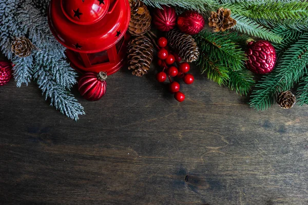 Weihnachtsrahmenkonzept Mit Weihnachtsbaumzweigen Und Dekoration Auf Holz Alten Stil Strukturierten — Stockfoto