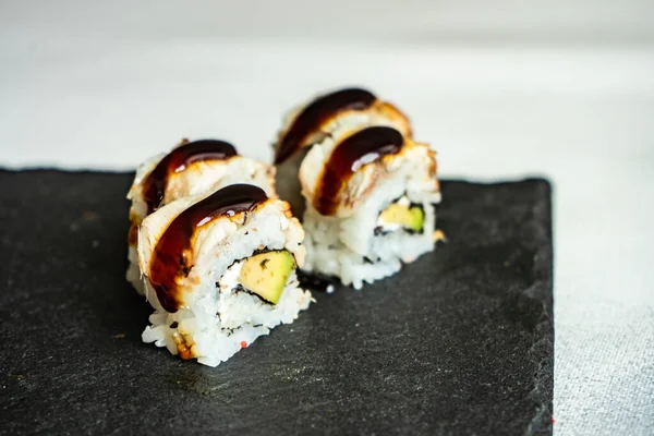 Sushi Set Kanadskými Rolkami Servírované Kamenném Stole Hůlkami — Stock fotografie