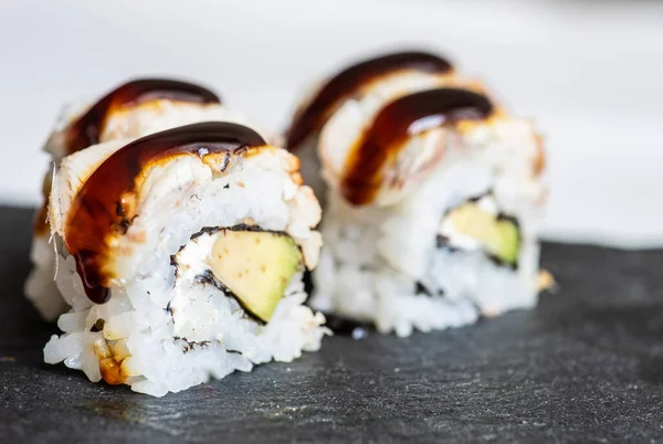 Set Sushi Con Rollos Canada Servidos Sobre Mesa Piedra Con — Foto de Stock