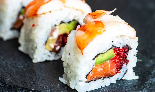 Set Sushi Con Shrim Ebi Maki Rollos Filigrana Servidos Pizarra — Foto de Stock