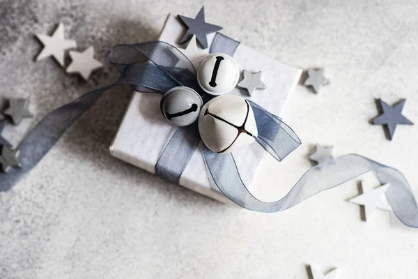 Feestelijke Kerstkaart Concept Met Geschenkdoos Ster Vormige Decor Grijs Monochroom — Stockfoto