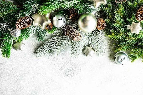 Weihnachtskarten Konzept Mit Weihnachtsbaum Und Dekor Auf Betongrund Mit Kopierraum — Stockfoto