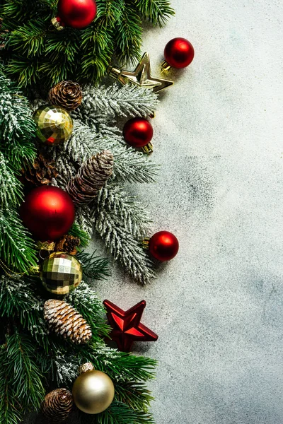 圣诞贺卡概念与圣诞树和装饰的具体背景与复制空间 — 图库照片