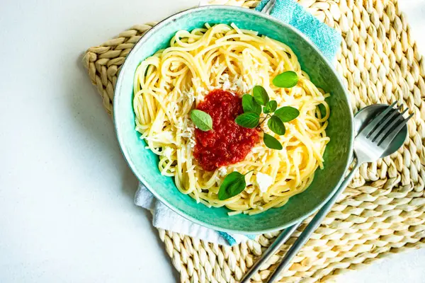 Cuenco Con Pasta Saludable Con Salsa Tomate Hierba Orégano Sobre —  Fotos de Stock