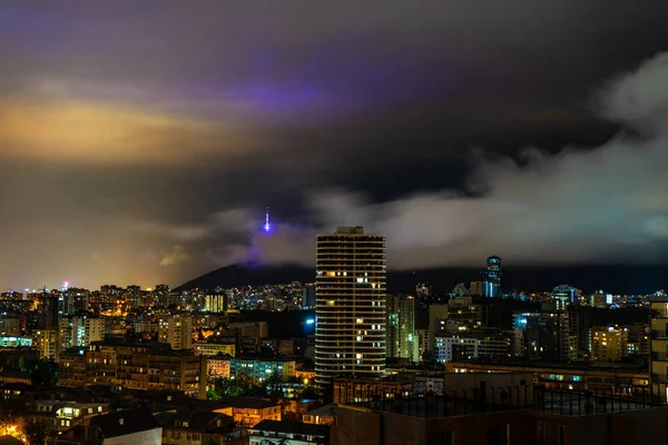 Céu Dramático Com Nuvens Noite Chuvosa Sobre Centro Cidade Tbilisi — Fotografia de Stock