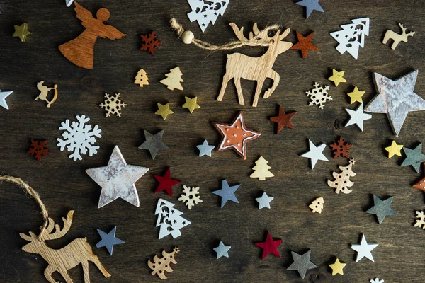 コピースペースと暗いムーディーの背景に休日の木製の装飾とクリスマスカードのコンセプト — ストック写真