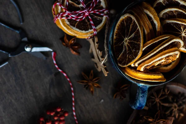 在老式木桌上烹调复烤酒的有香料的圣诞食品概念 — 图库照片