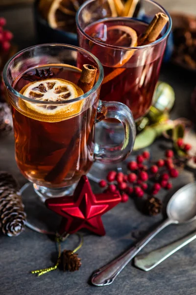 Gemahlener Oder Gewürzwein Oder Glühwein Mit Orangen Anis Zimt Und — Stockfoto