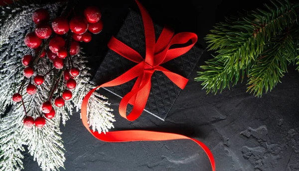 コピースペースと灰色の石の背景にクリスマスフレームのコンセプトとクリスマスツリーの枝と赤い休日の装飾 — ストック写真