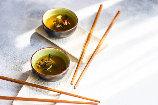 Teezeit Konzept Asiatischen Stil Mit Teetassen Und Essstäbchen Auf Weißem — Stockfoto