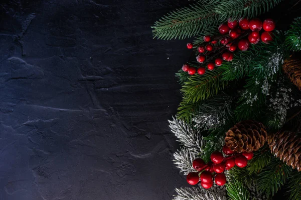 Koncepcja Christmas Frame Gałęziami Choinki Czerwonym Świątecznym Wystrojem Szarym Kamiennym Obraz Stockowy