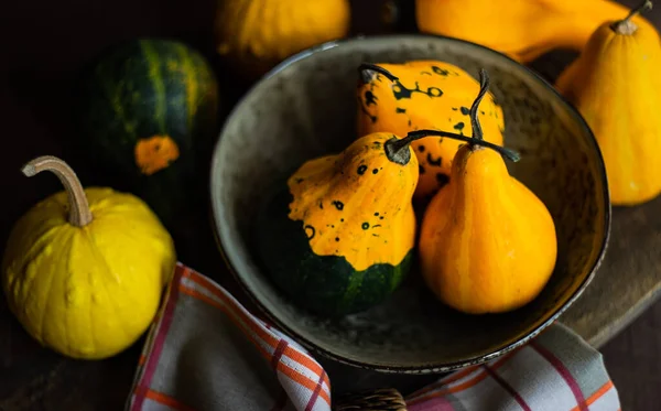 Assiette Sur Table Décorée Citrouille Jaune Vif Crue Pour Thanksgiving — Photo