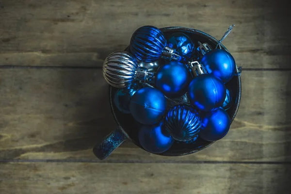 Керамічна Чаша Повна Блакитних Ялинкових Кульок Концепція Свята Сільському Дерев — стокове фото