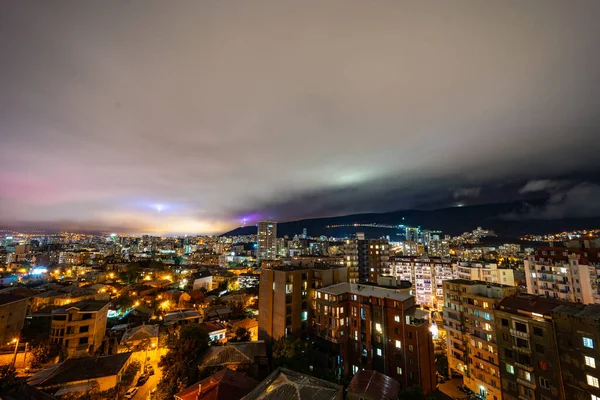 Dramatisk Natthimmel Med Månsken Genom Molnen Över Tbilisis Centrum Georgiens — Stockfoto