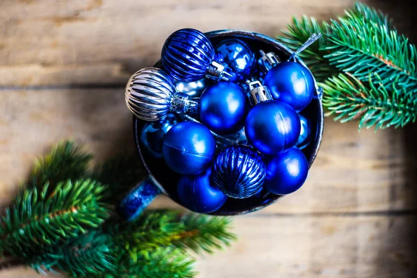 Keramische Schaal Vol Blauwe Kerstballen Als Vakantieconcept Rustieke Houten Achtergrond — Stockfoto