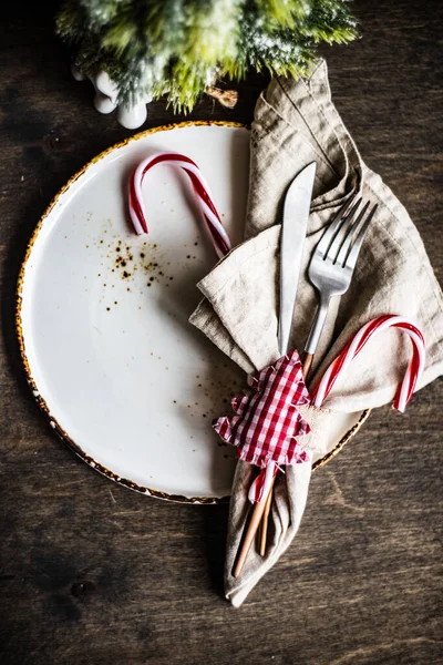 Férias Natal Flatlay Com Grinalda Evergreen Fundo Madeira Com Espaço — Fotografia de Stock