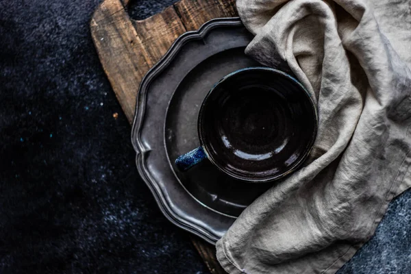 Ajuste Mesa Rústico Con Placa Vacía Cubiertos Sobre Fondo Hormigón —  Fotos de Stock