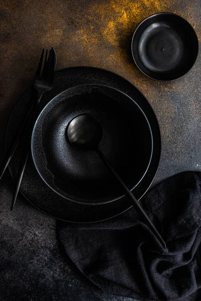 Ajuste Mesa Rústico Con Placa Vacía Cubiertos Sobre Fondo Hormigón — Foto de Stock