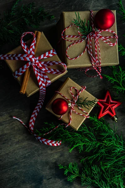 Концепція Різдвяної Листівки Подарунковими Коробками Прикрашеними Стрічкою Вафлями — стокове фото