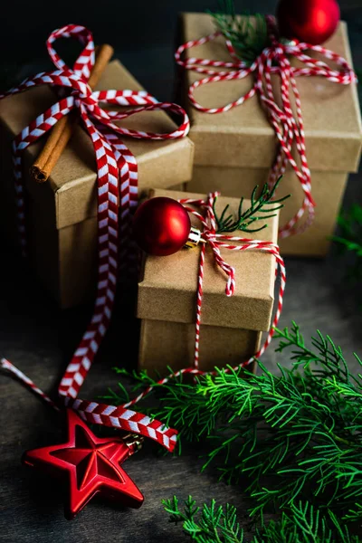 Χριστουγεννιάτικη Κάρτα Έννοια Κουτιά Δώρο Διακοσμημένα Κορδέλα Και Μπιχλιμπίδια — Φωτογραφία Αρχείου